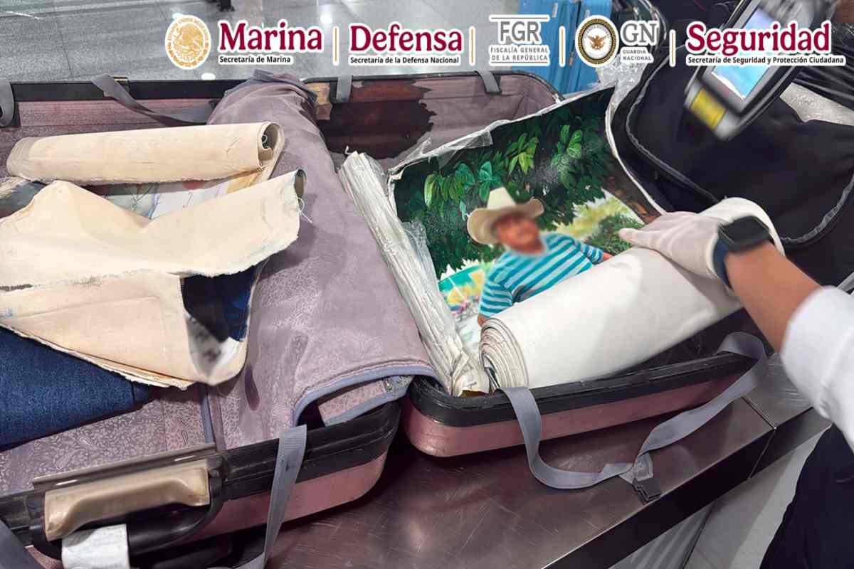 Detienen a extranjero en el AICM que intentaba trasladar cocaína en lienzos y fotografías
