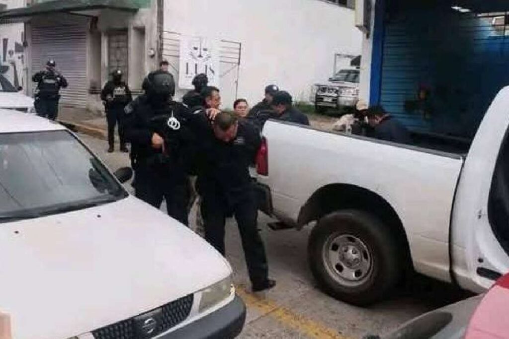 Detienen a seis policías de Coscomatepec, Veracruz; fuerzas estatales y federales intervienen la comandancia