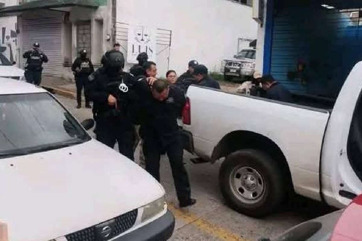 Detienen a seis policías de Coscomatepec, Veracruz; fuerzas estatales y federales toman comandancia