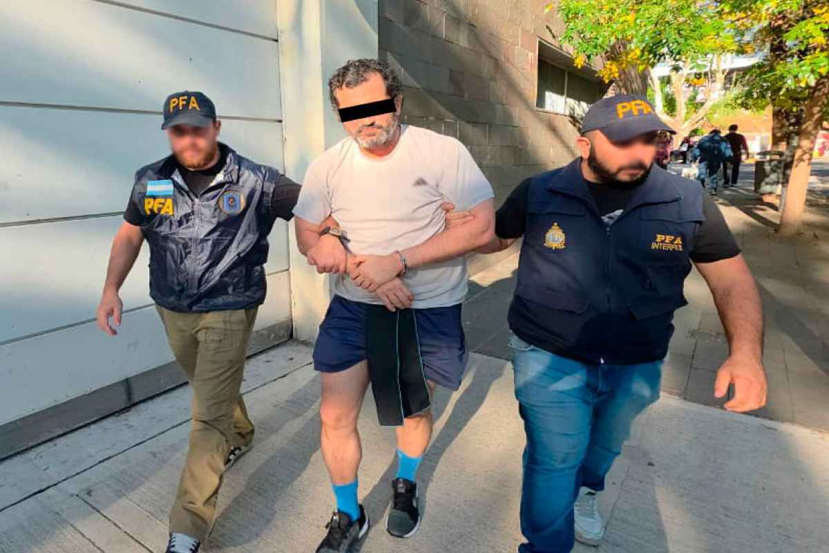 Detienen en Argentina a contralmirante Fernando Farías, señalado por contrabando y huachicol fiscal