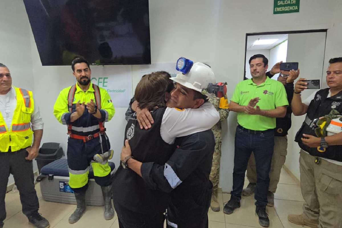 Distinguen a minero Raúl Osorio por su labor en el rescate de sus compañeros en El Rosario, Sinaloa