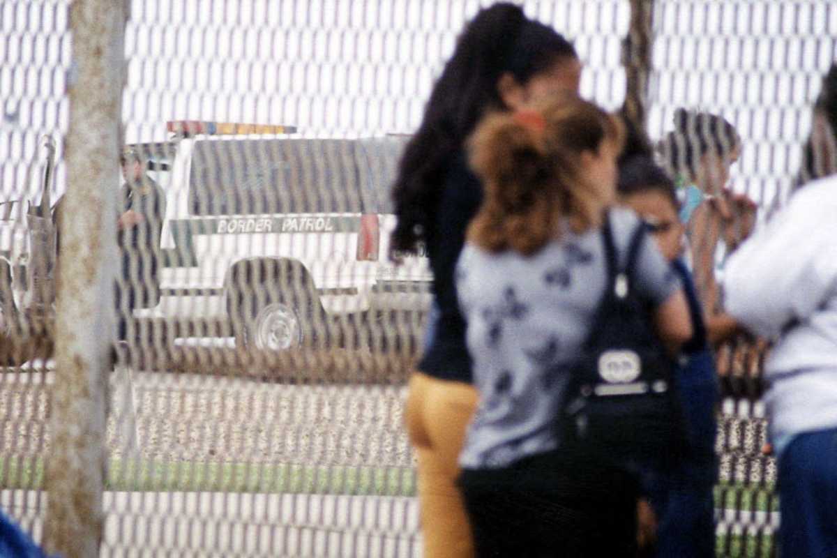 Embajada de EU en México advierte a migrantes sobre uso de "coyotes" para cruzar la frontera