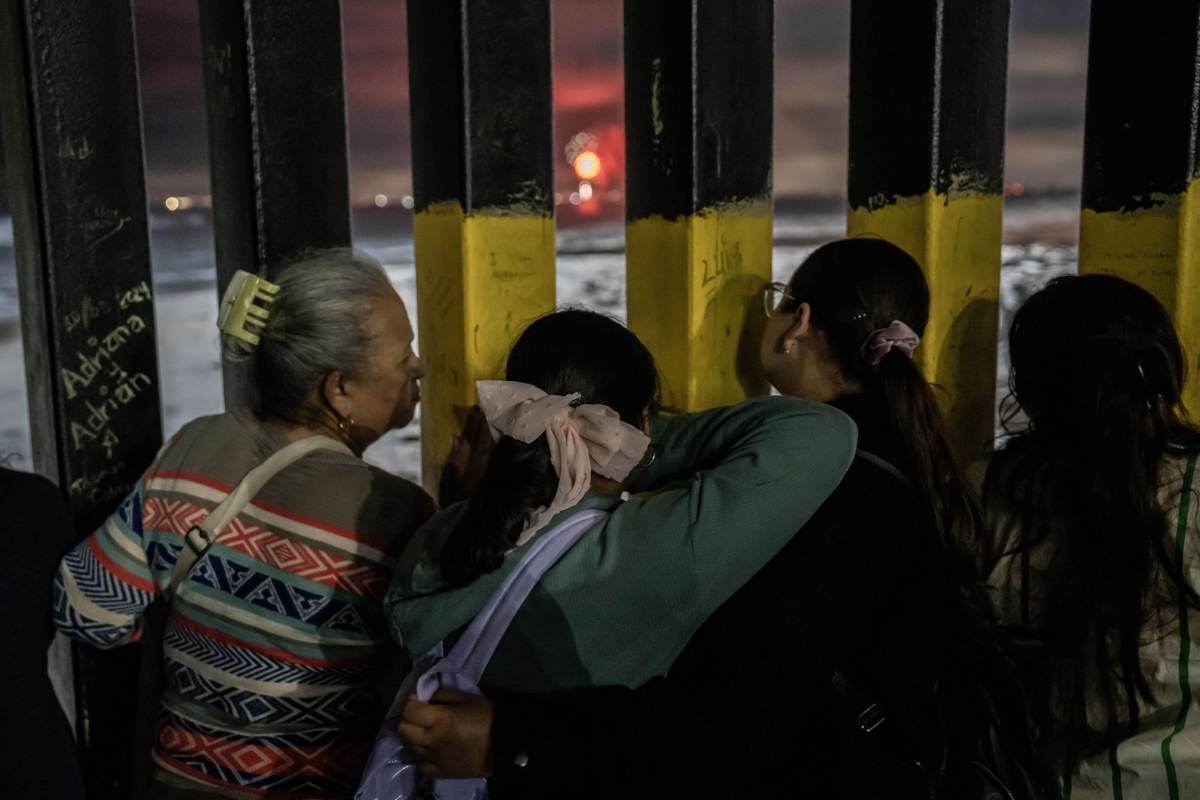 Embajada de EU en México advierte a migrantes sobre uso de "coyotes" para cruzar la frontera