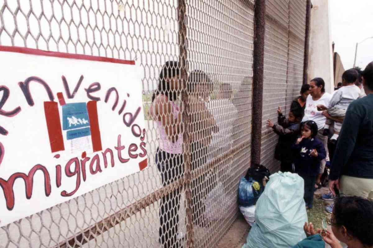 Embajada de EU en México advierte a migrantes sobre uso de "coyotes" para cruzar la frontera