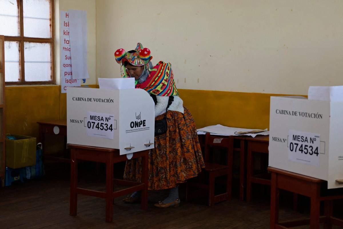 Entre 35 candidatos, Perú elige nuevo presidente para frenar crimen; reportan retrasos en comicios