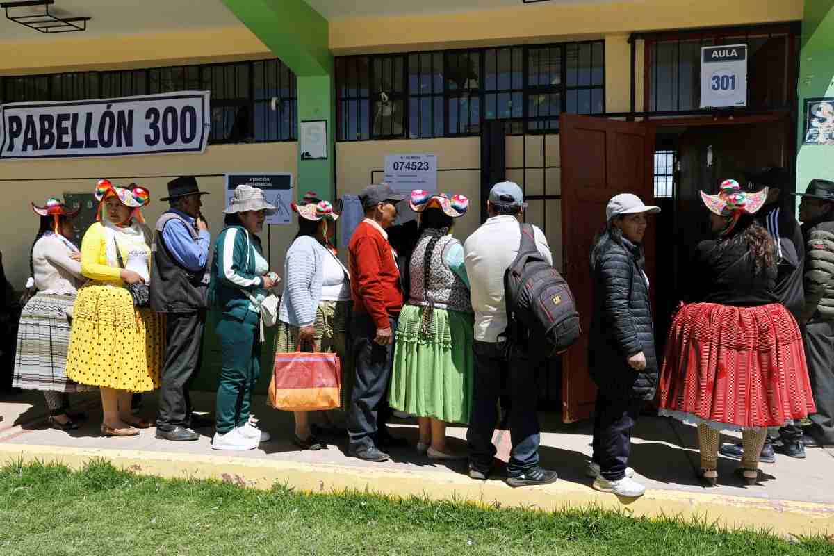 Entre 35 candidatos, Perú elige nuevo presidente para frenar al crimen; se reportan retrasos en comicios