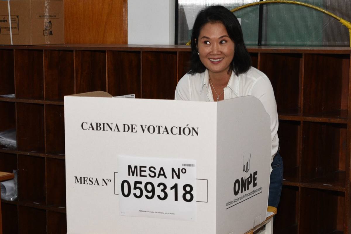 Entre 35 candidatos, Perú elige nuevo presidente para frenar al crimen; se reportan retrasos en comicios