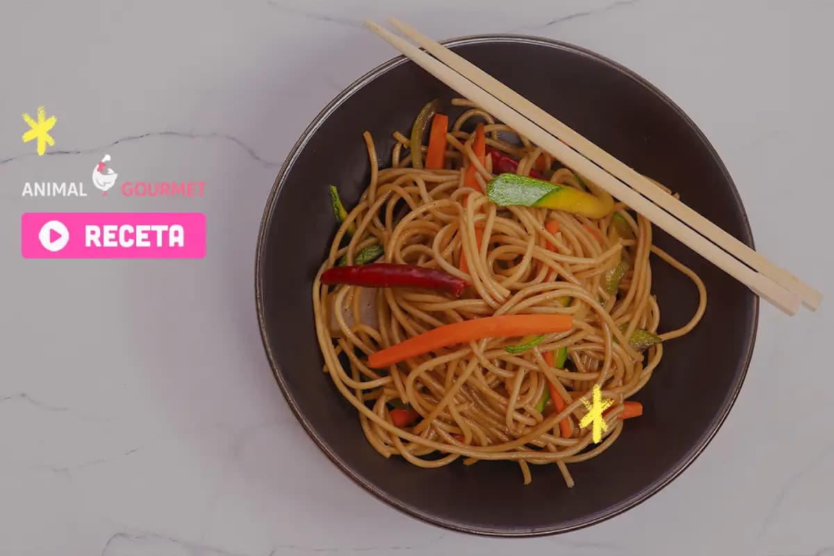 plato de espaguetis chinos servido con palillos chinos