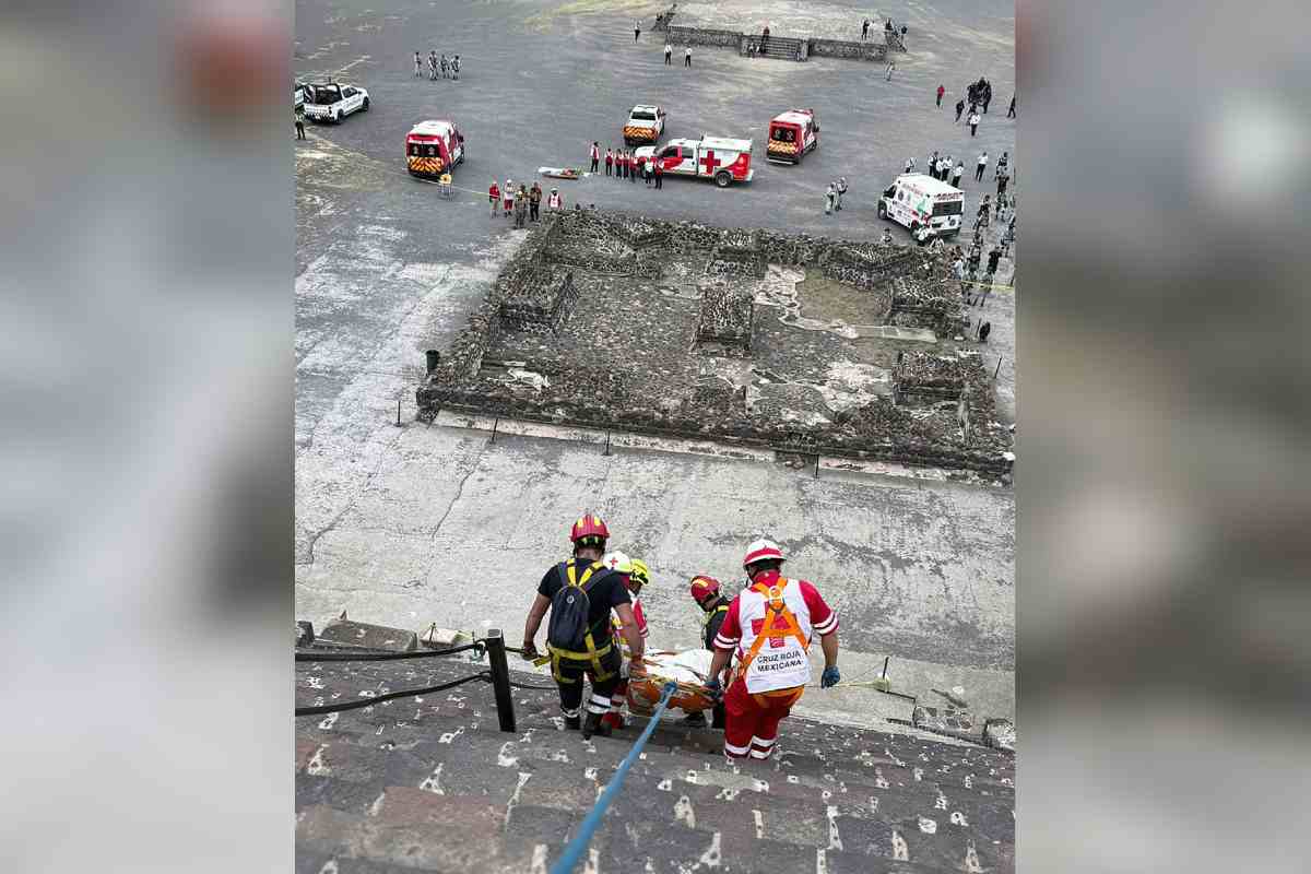 Extracción del cuerpo de una persona muerta en Teotihuacán