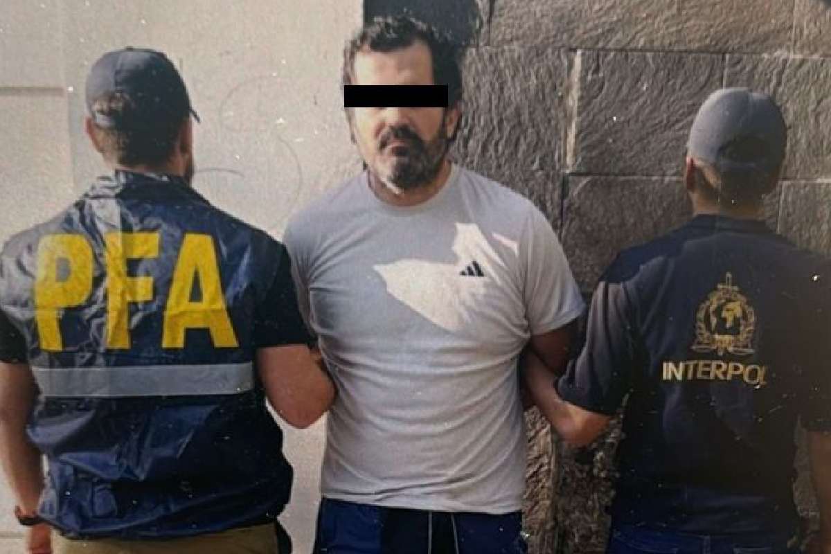 Acusado de "huachicol fiscal", el contralmirante Fernando Farías Laguna pide asilo en Argentina