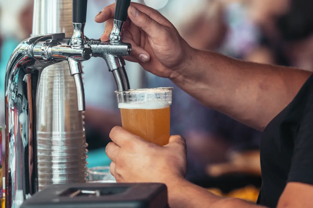 barra de cerveza sirviéndose