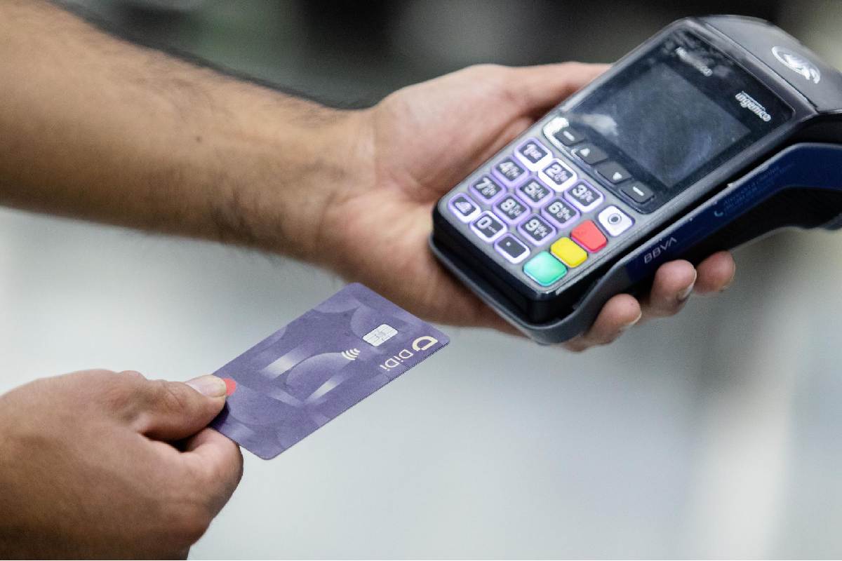 Gobierno pacta bajar comisiones bancarias en pago de gasolina con tarjeta