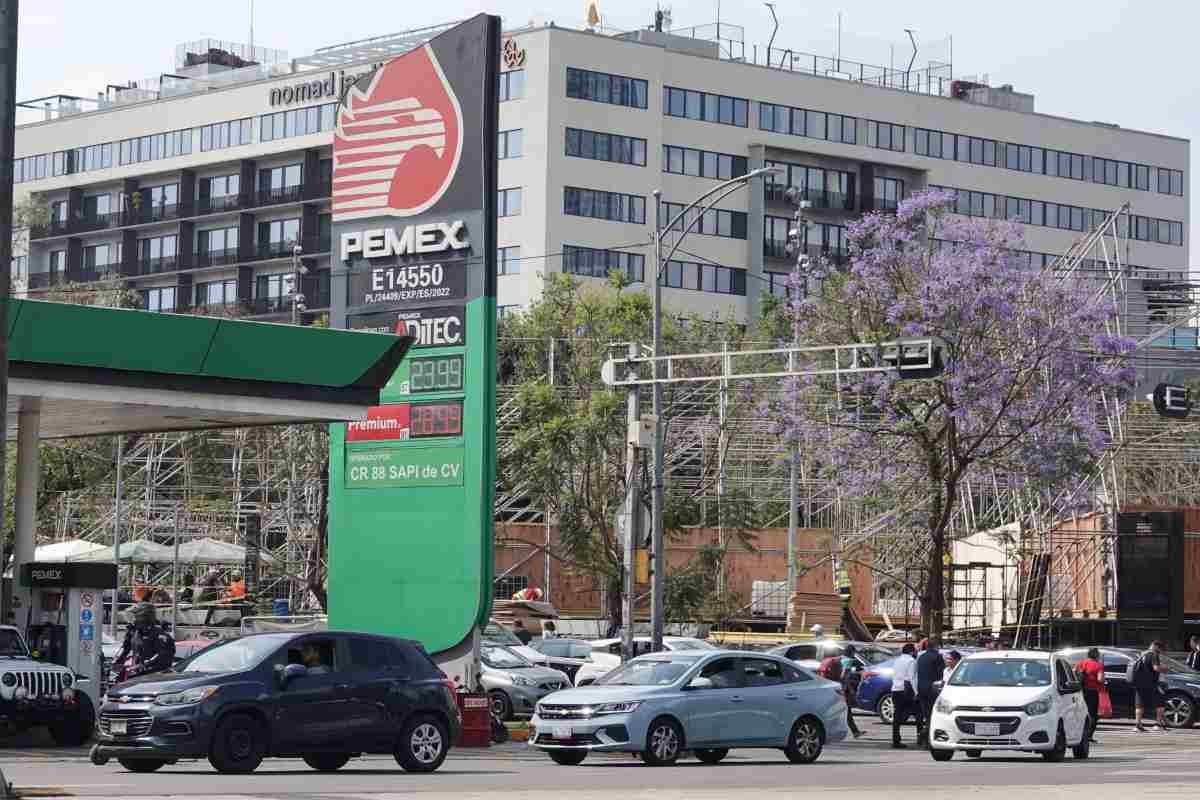 Gobierno de México y empresarios de sector gasolinero acuerdan mantener en 28 pesos litro de diésel