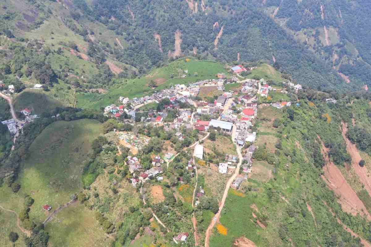Habitantes de Tepehua, Hidalgo, protestan en evento de Sheinbaum; exigen reconstrucción de caminos