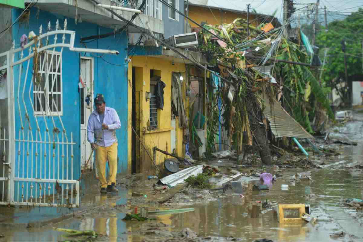 Habitantes de Tepehua, Hidalgo, protestan en evento de Sheinbaum; exigen reconstrucción de caminos