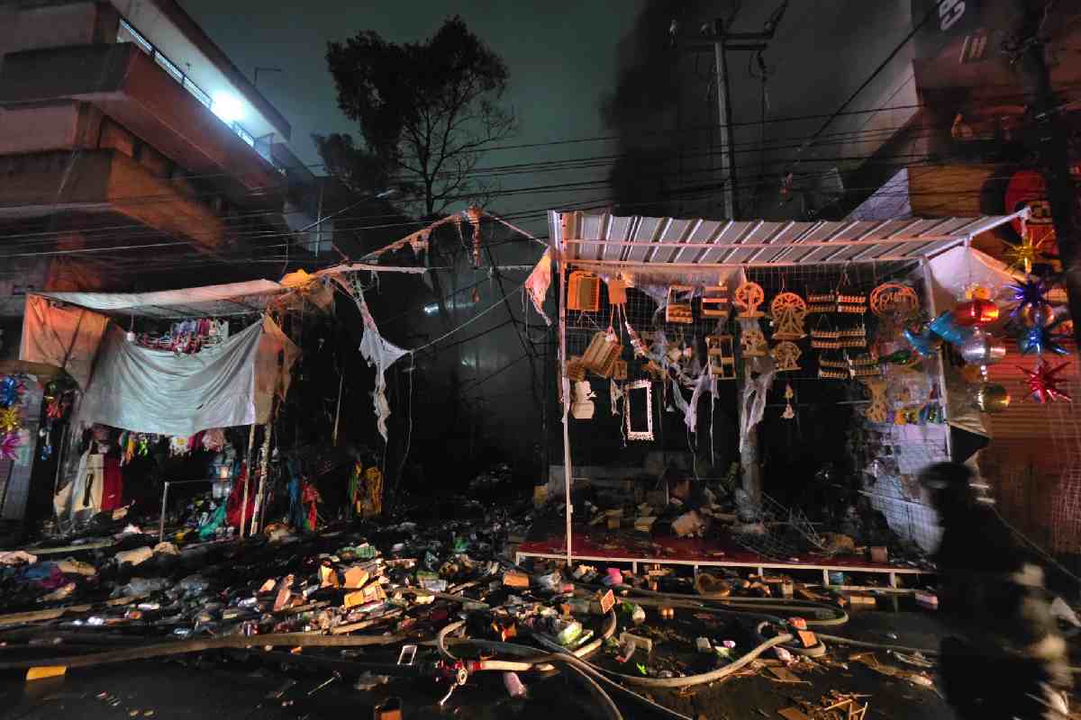 Controlan incendio en inmediaciones del Mercado Sonora; fuego afecta 100 puestos y 4 inmuebles