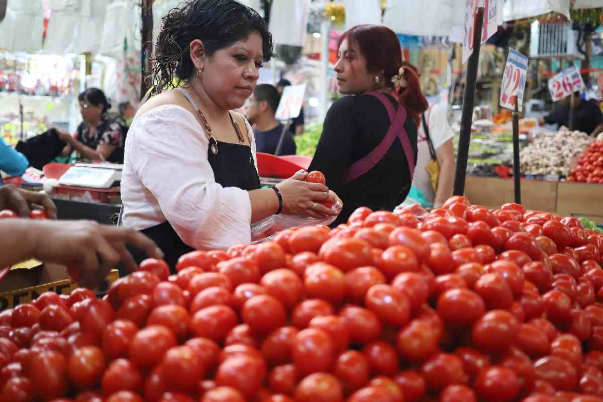 Inflación se desacelera a 4.53 % en la primera quincena de abril; jitomate registra mayor alza