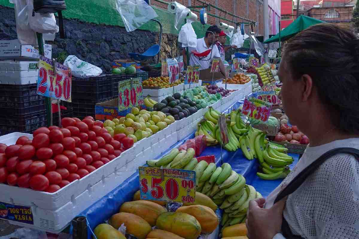 Inflación repunta en marzo a 4.59 % anual; suben precios de frutas, verduras y transporte aéreo
