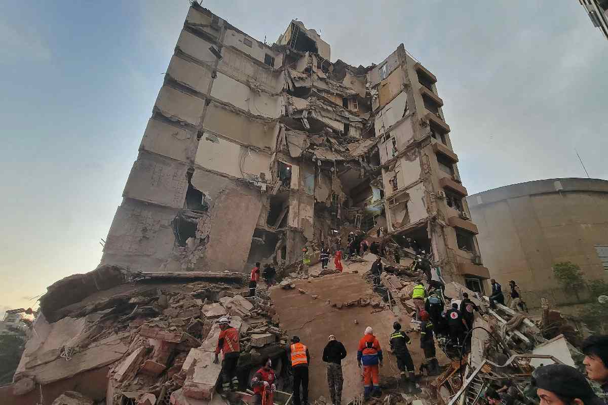 Israel bombardea Líbano y deja al menos 112 muertos; Irán amenaza con responder si no cesa "agresión