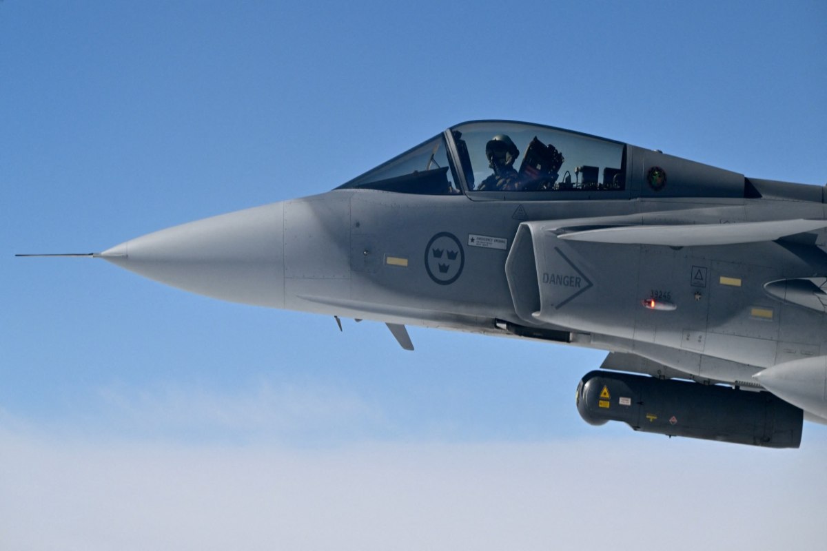 Irán derriba caza de EU en su territorio; fuerzas estadounidenses rescatan a piloto, buscan a otro