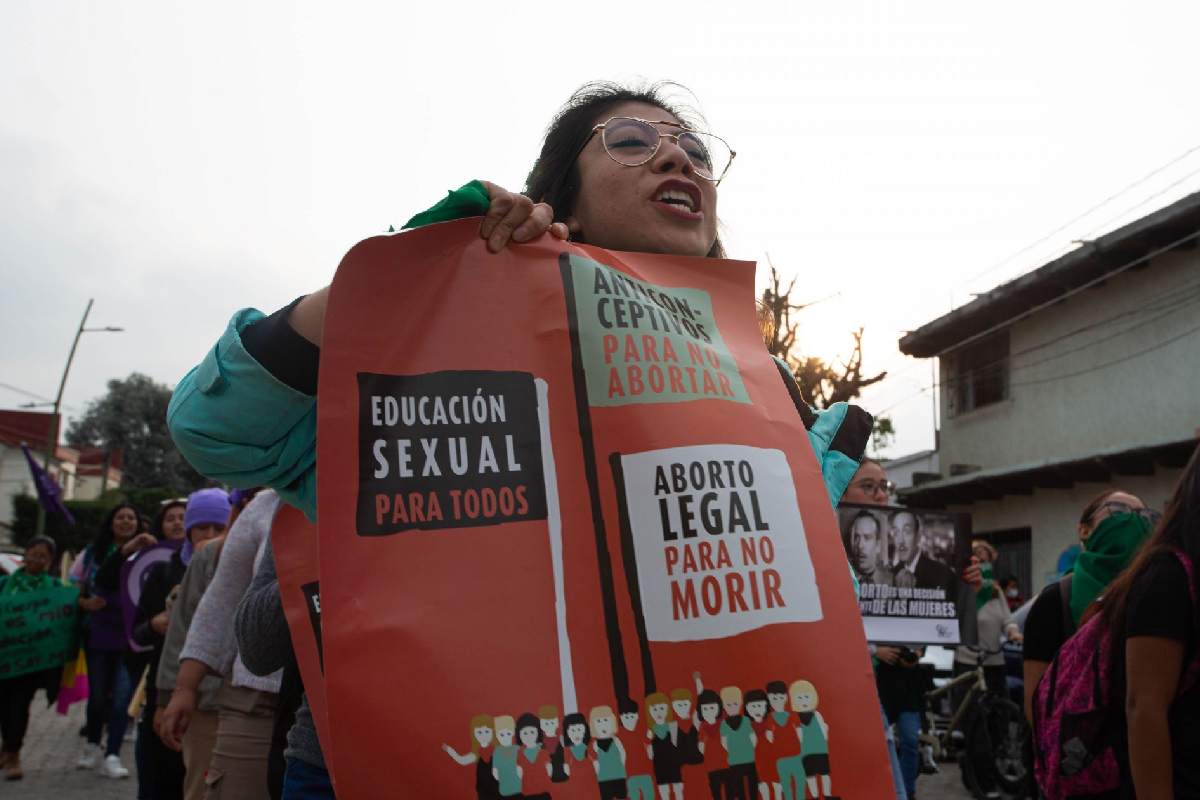 Jueces pueden obligar a autoridades de salud a garantizar y difundir servicios de aborto voluntario, resuelve la Corte