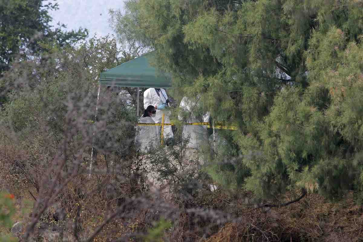 Localizan restos óseos de 11 personas en fosa clandestina en Ixtlahuacán, Jalisco