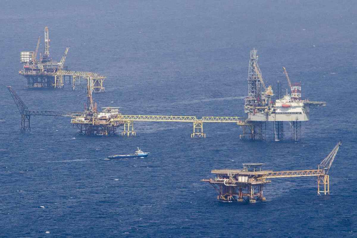 México acuerda envío de un millón de barriles de petróleo a Japón