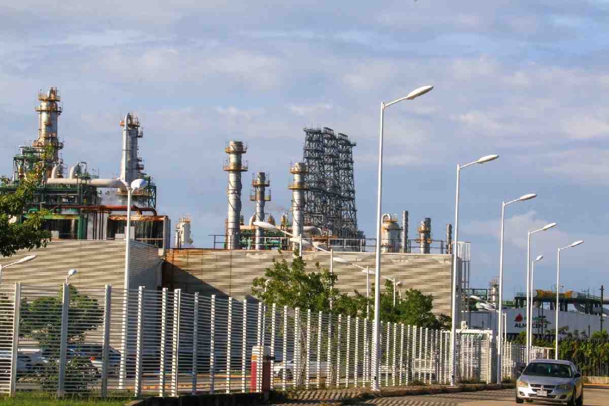 México acuerda envío de un millón de barriles de petróleo a Japón