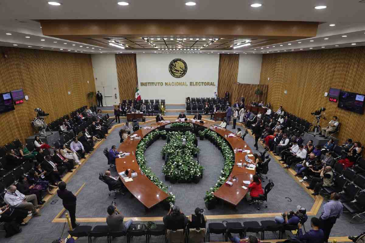 Morena lleva a exasesor de Sheinbaum y a dos funcionarias electorales al INE