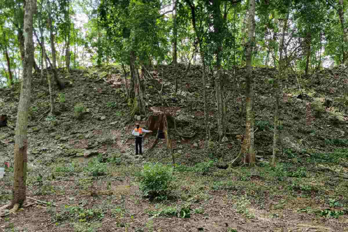 Personal del INAH registrando el nuevo sitio arqueológico
