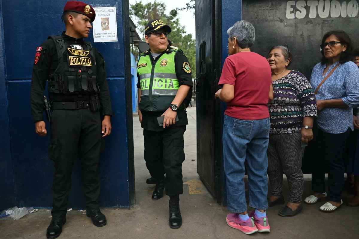 Tras incidentes, elecciones presidenciales en Perú se reanudan con la derecha a la cabeza