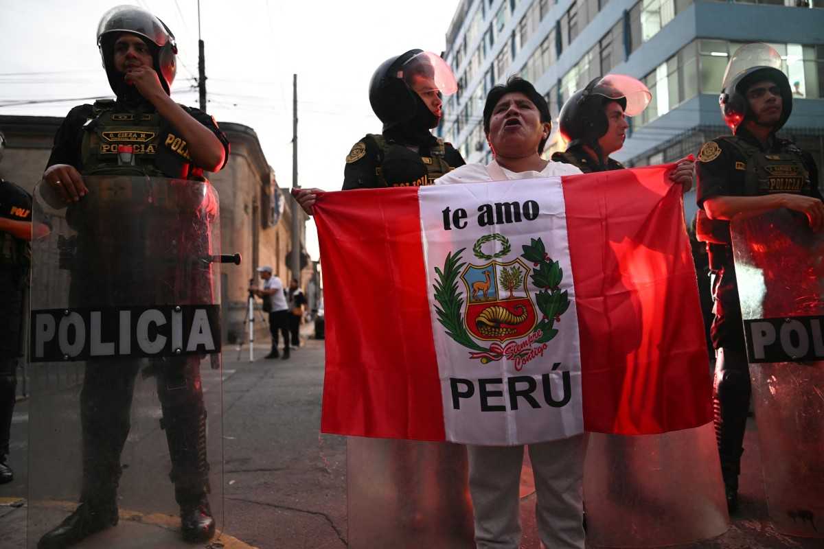 Peruanos esperan resultados de elección presidencial tras dos jornadas; Keiko Fujimori encabeza