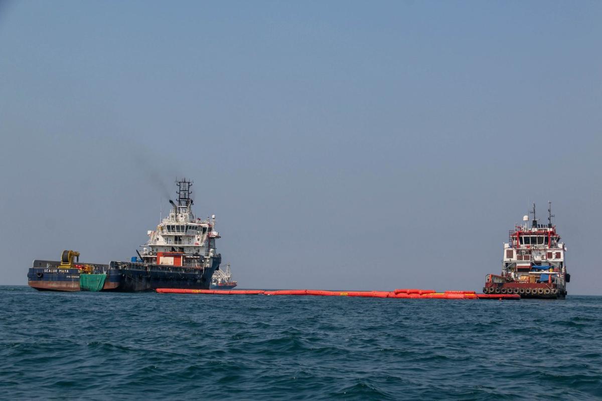 Pescadores afectados por derrame de hidrocarburo en Golfo de México recibirán apoyo de 15 mil pesos