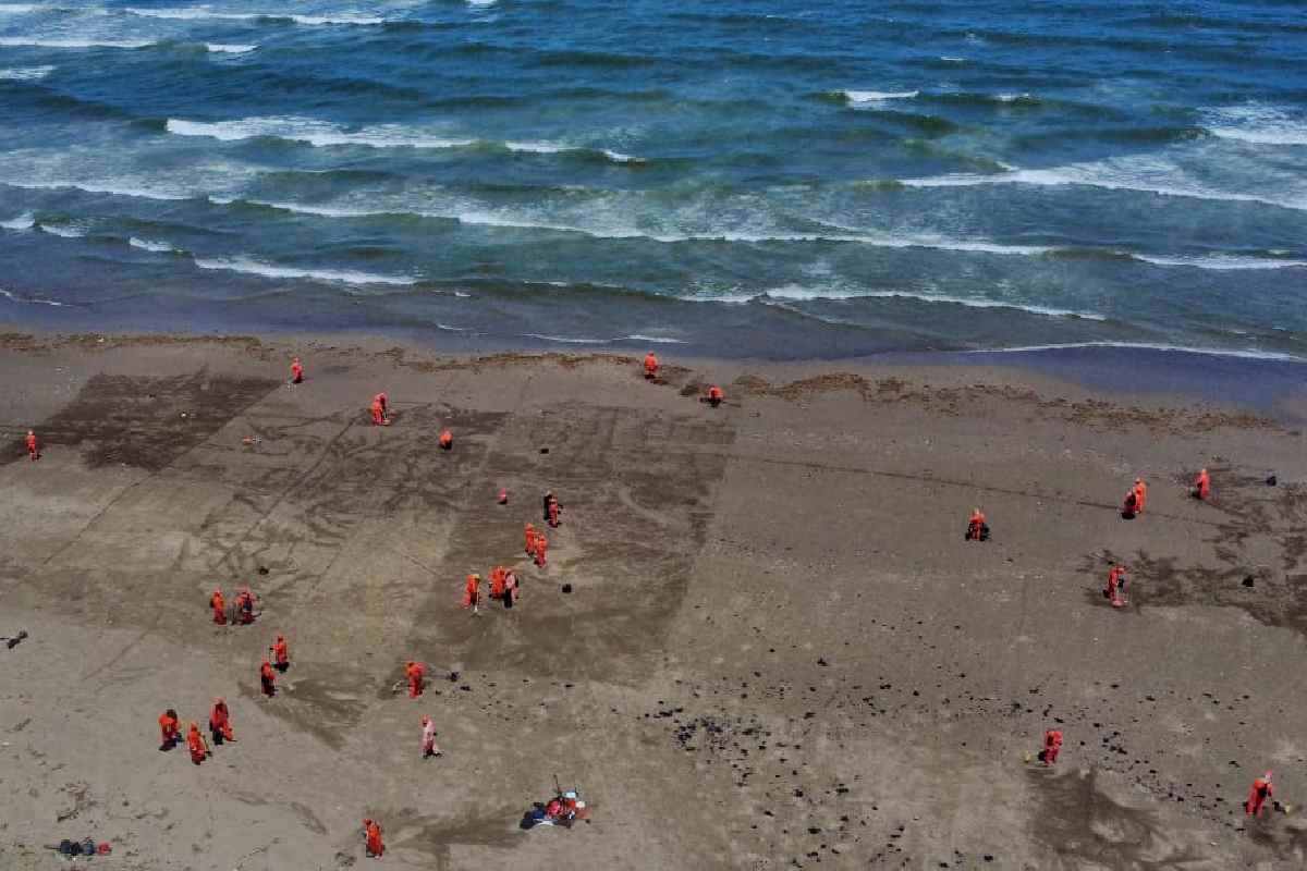 Pescadores afectados por derrame de hidrocarburo en Golfo de México recibirán apoyo de 15 mil pesos