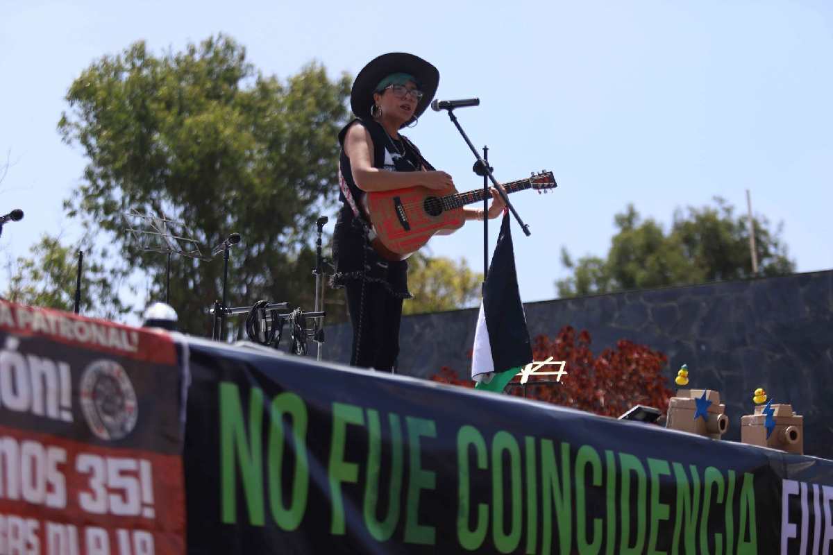 "Por lxs que ya no están": El grito de justicia resuena fuera del Parque Bicentenario a un año de la tragedia en el Axe Ceremonia