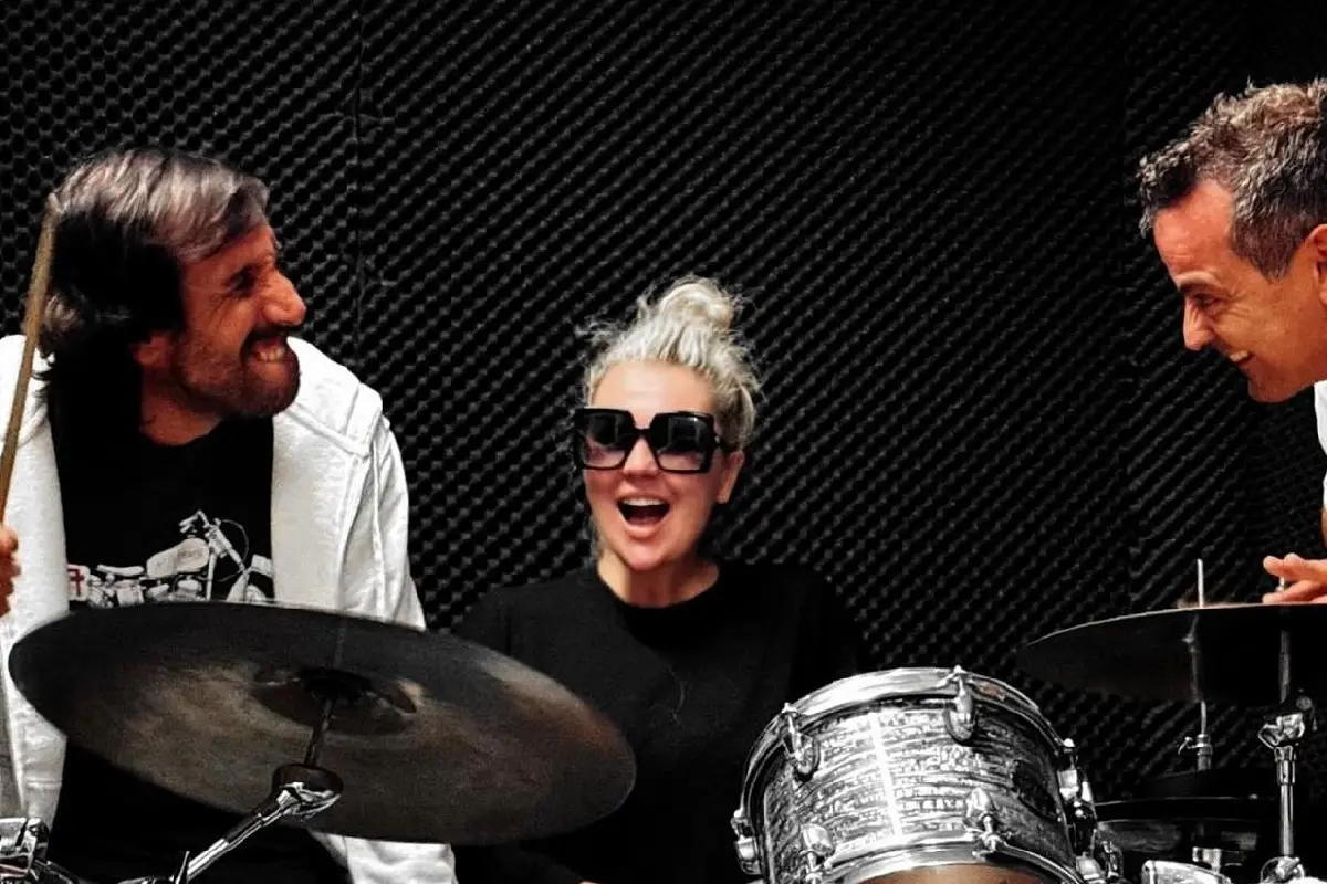 ¿Amaia o Leire? Una foto y una chamarra roja encienden (otro) drama en La Oreja de Van Gogh