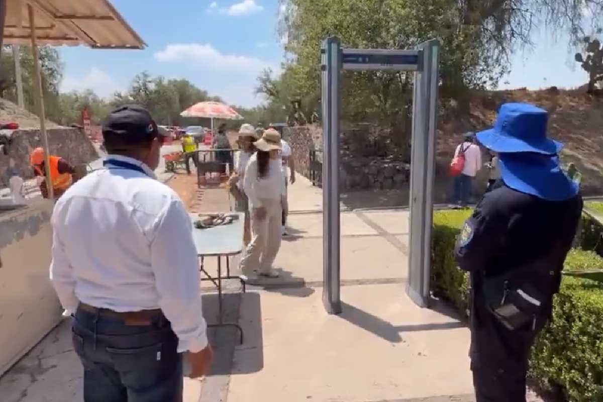 Refuerzan seguridad en Teotihuacán con arcos detectores tras balacera que dejó una turista muerta