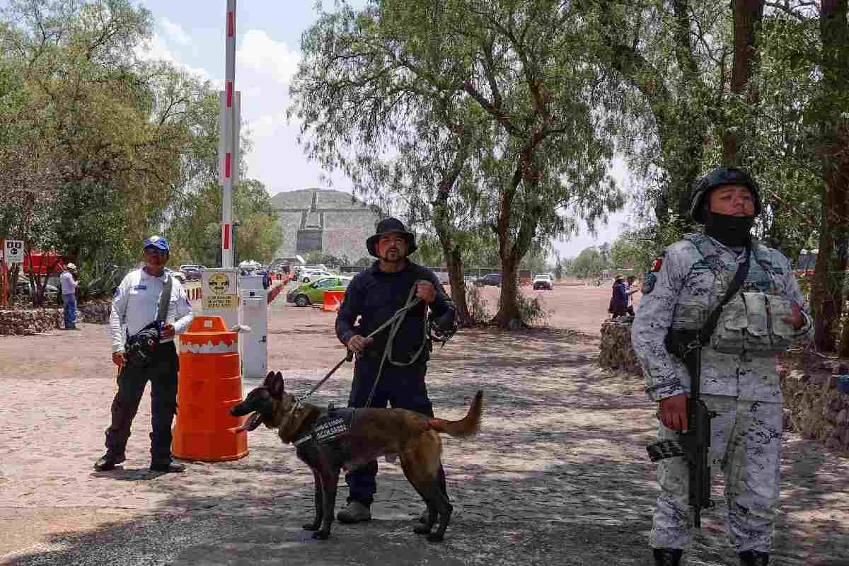 Refuerzan seguridad en Teotihuacán con arcos detectores tras balacera que dejó una turista muerta