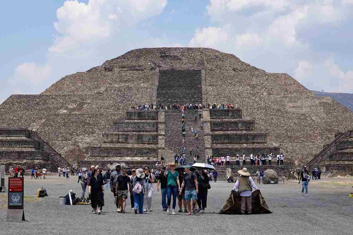 Refuerzan seguridad en Teotihuacán con arcos detectores tras balacera que dejó una turista muerta