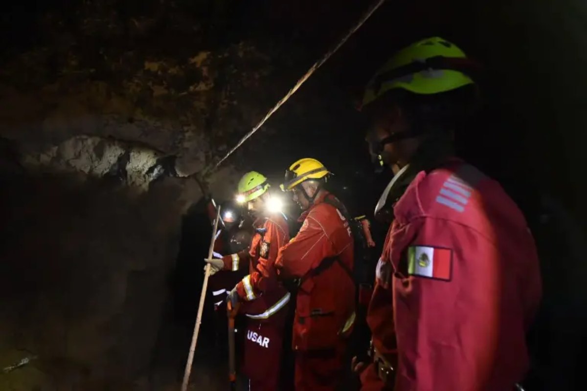 Rescatan con vida, 14 días después, a segundo trabajador de la mina en El Rosario, Sinaloa