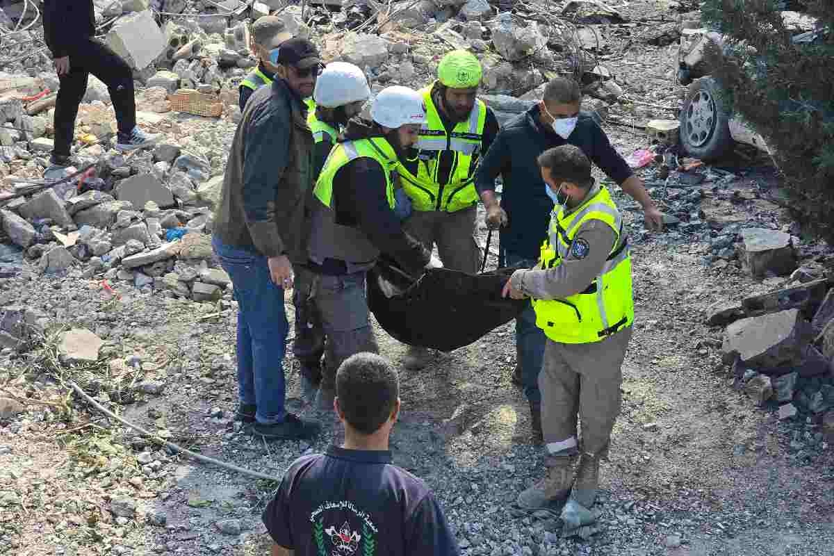 Rescatistas sacan cuerpo casa destruida Líbano ataque israel