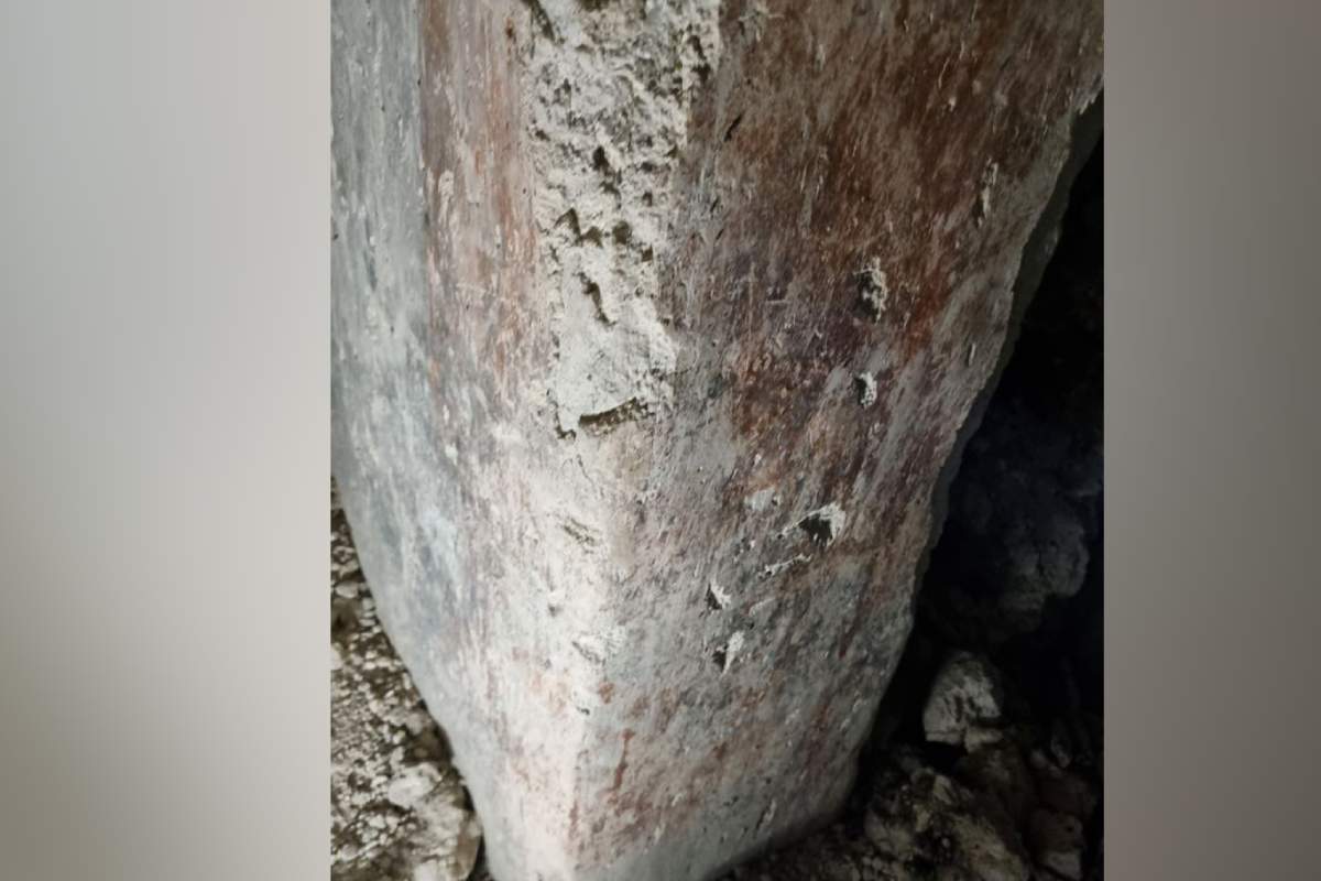 Restos de pintura en una de las paredes del edificio del nuevo sitio arqueológico maya