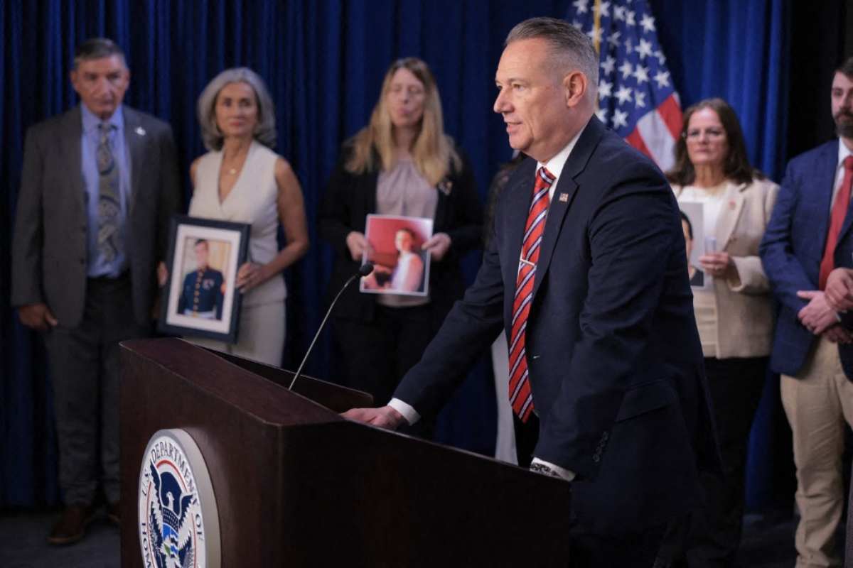 Todd Lyons director ICE renuncia