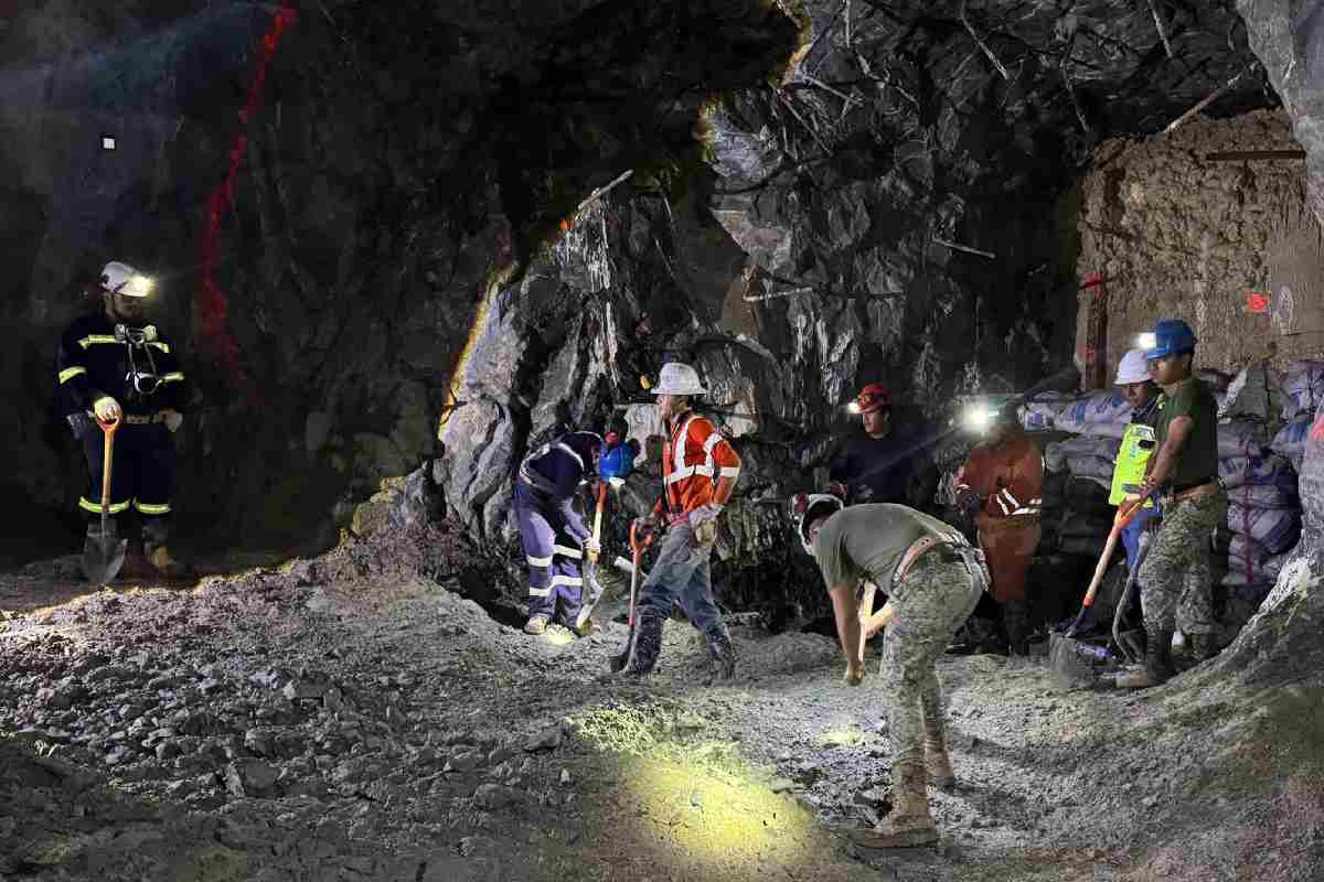 Trabajan en extracción de agua y lodo para rescatar a trabajadores en la mina Santa Fe, en Sinaloa