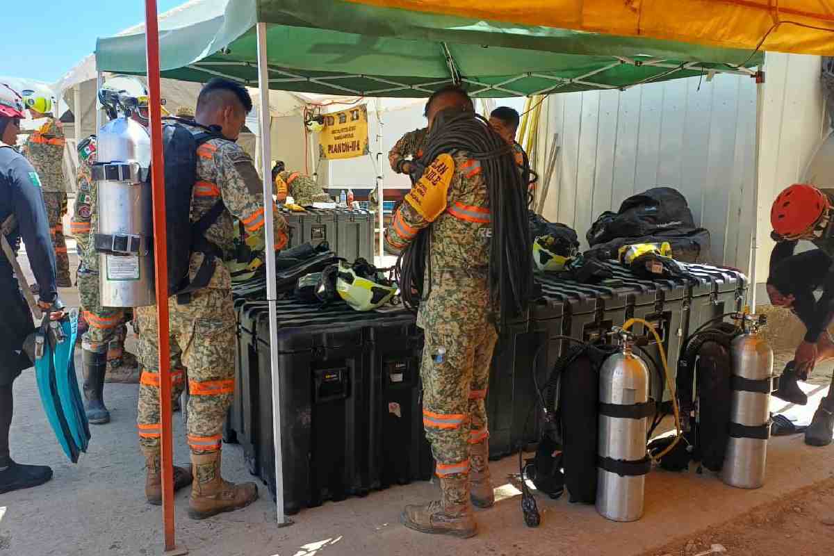 Trabajan en la extracción de agua y lodo para rescatar a trabajadores en la mina Santa Fe, en Sinaloa