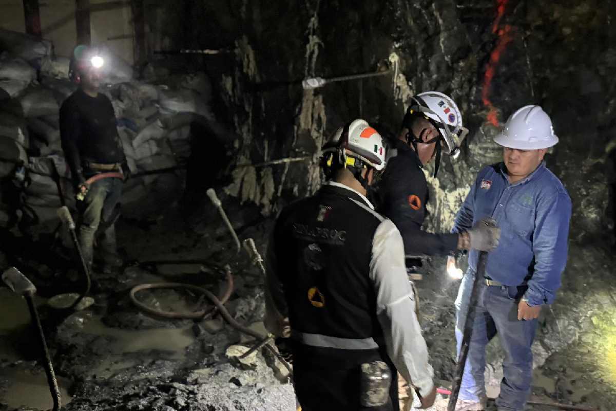 Trabajan en la extracción de agua y lodo para rescatar a trabajadores en la mina Santa Fe, en Sinaloa