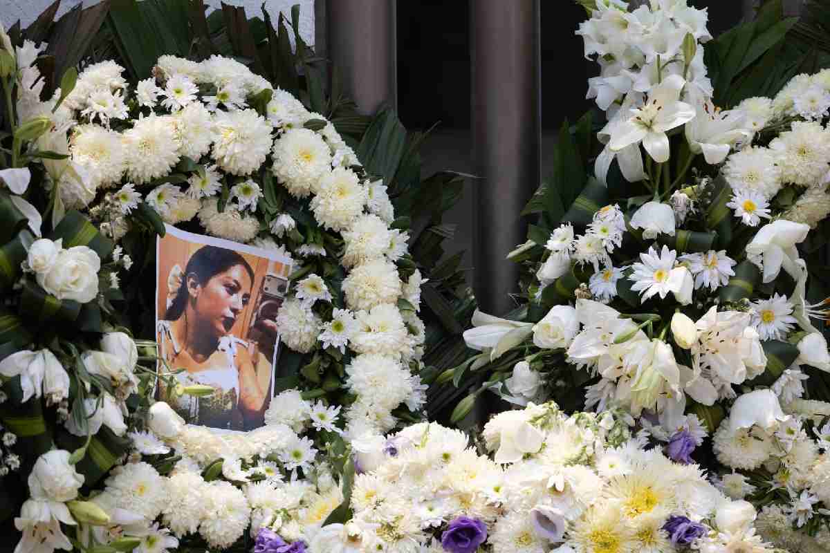 Coronas funebres en inmueble ubicado en el número 829 de la avenida Revolución.