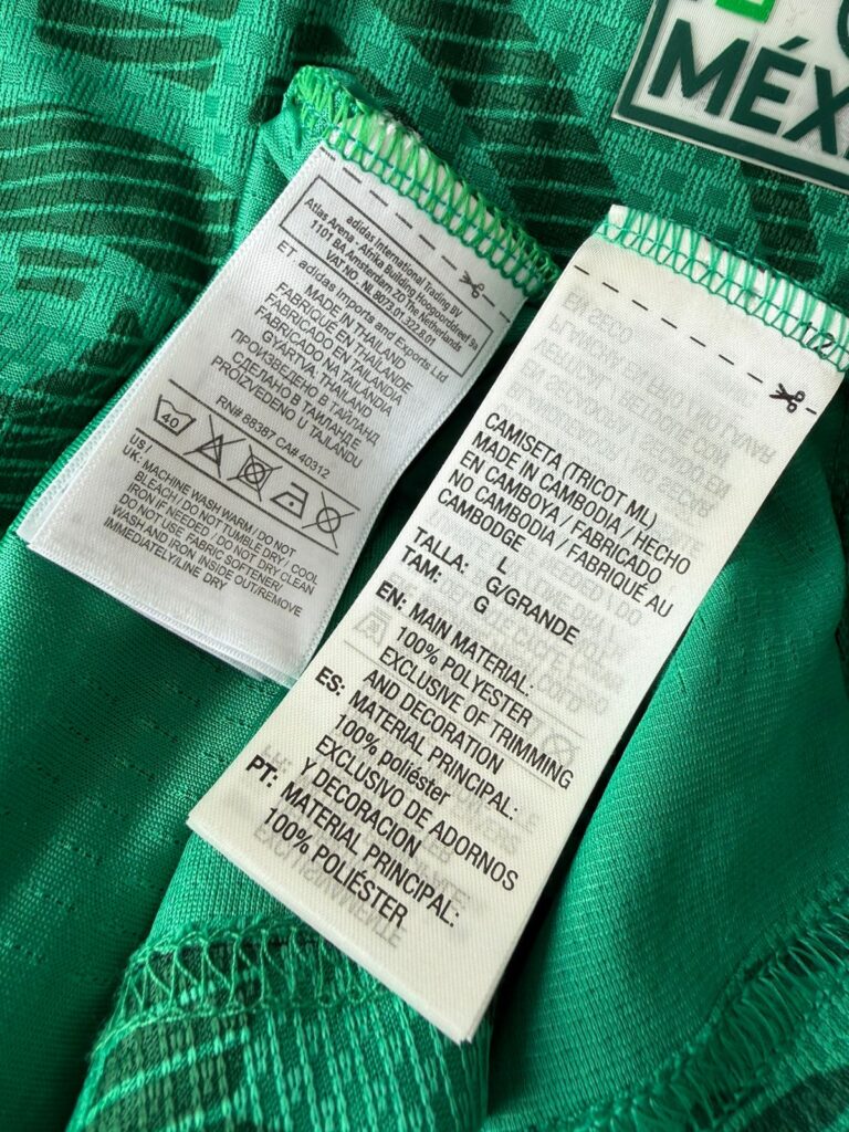 De lado izquierdo, la etiqueta de la camiseta pirata, y de lado derecho, el etiquetado original. Foto: Alex Nava @alexcamisetero 