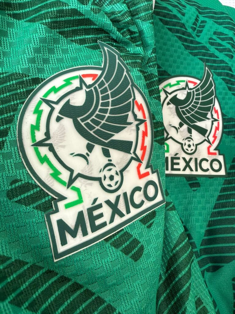 De lado izquierdo, la etiqueta de la camiseta pirata, y de lado derecho, el etiquetado original. Foto: Alex Nava @alexcamisetero 