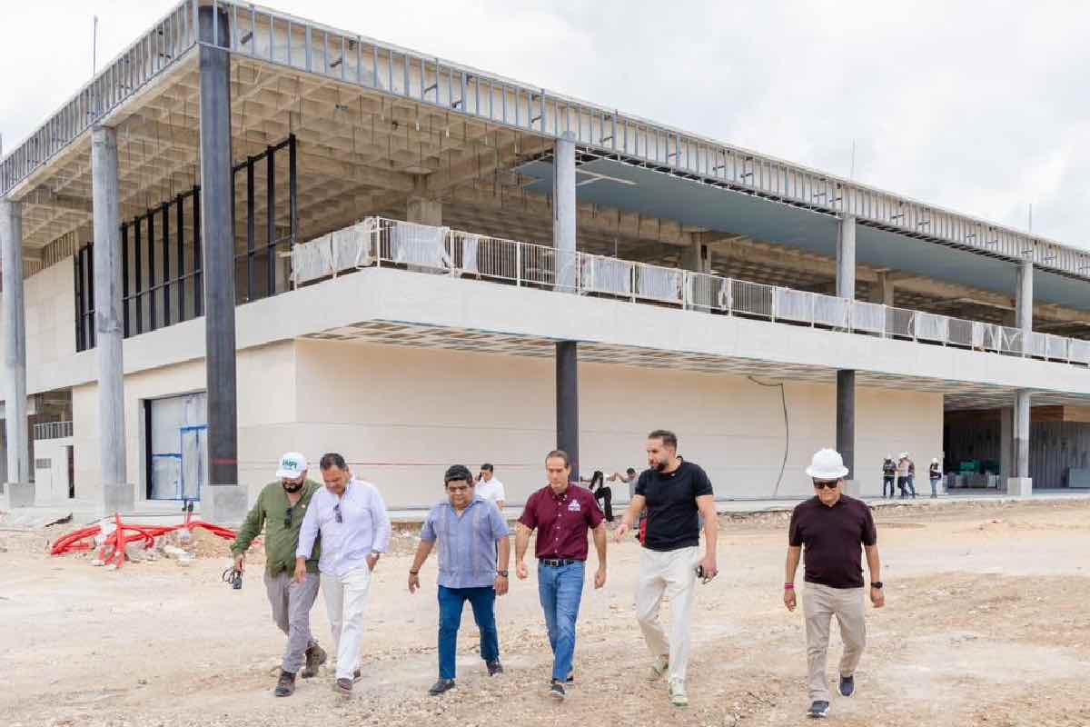 Alcalde de Tulum adjudica contratos millonarios a familia de su secretario